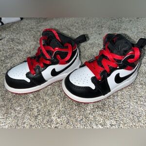 Black and red Nike Jordans 6